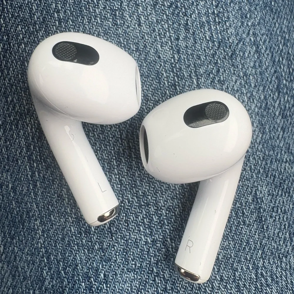 Apple White AirpodPro 2nd gen with Charging Case